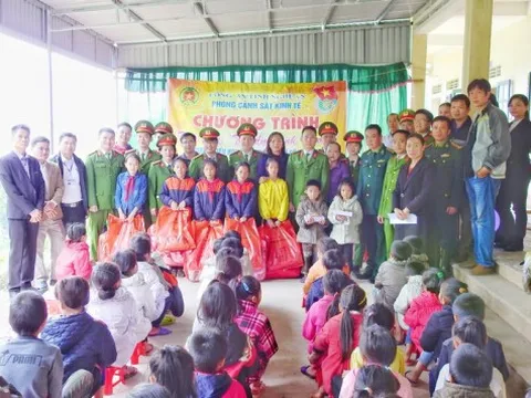 Đông ấm về với học sinh bản Cóng